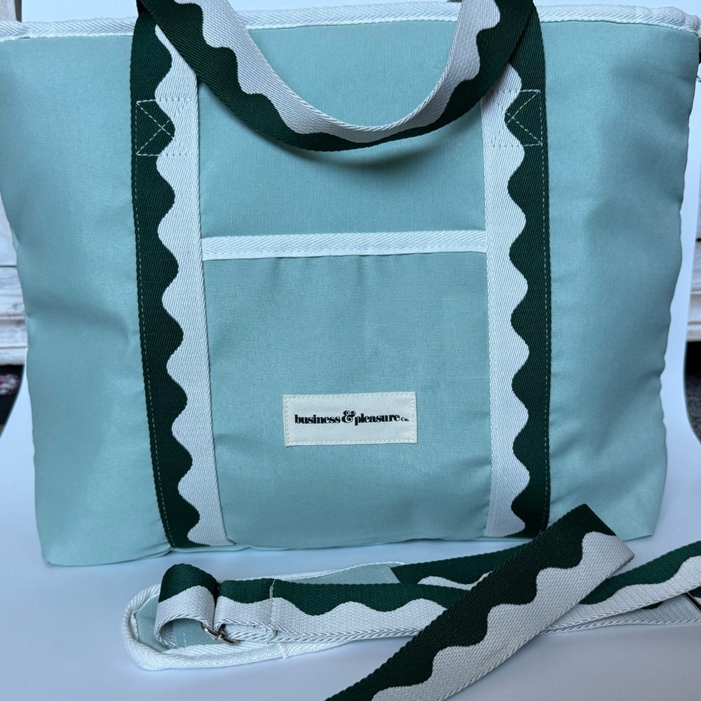 Business & Pleasure Co. THE HOLIDAY COOLER TOTE BAG - RIVIE GREEN - Picture 3 of 11